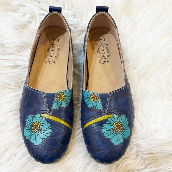 L’Artiste Navy Blue Floral Tooled Leather Modesty Slip On Flats Size 38 = 7.5/8 - Picture 1 of 7